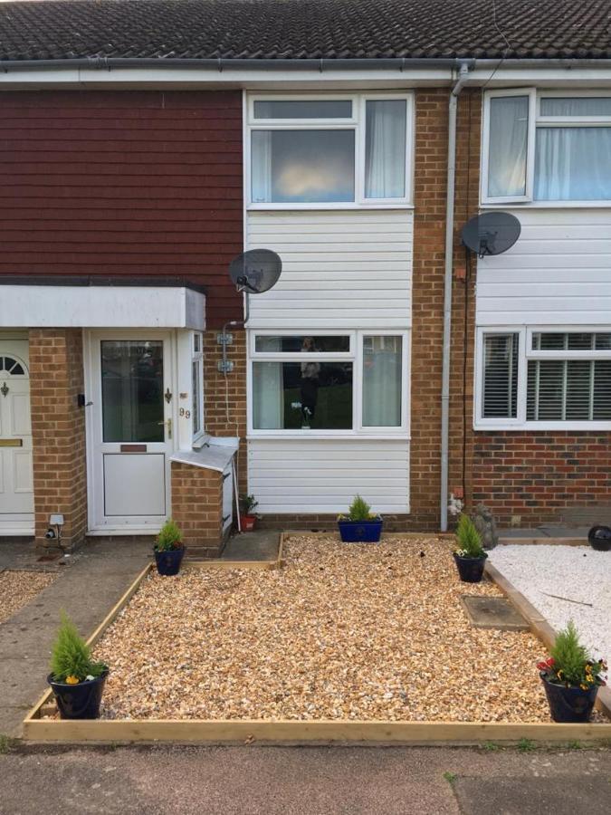 Kb99 Comfy 2 Bedroom House In Horsham, Pets Very Welcome With Easy Links To London And Gatwick Eksteriør billede